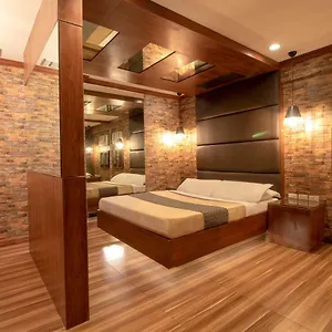 Victoria Court Pinas ** Las Pinas